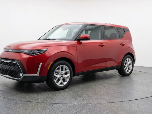 Used 2025 Kia Soul LX w/ LX Technology Package image 3