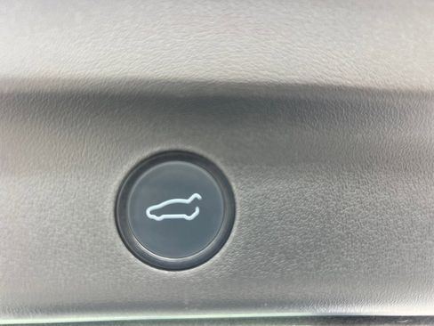 Used 2022 Tesla Model Y Long Range AWD/4WD image 24