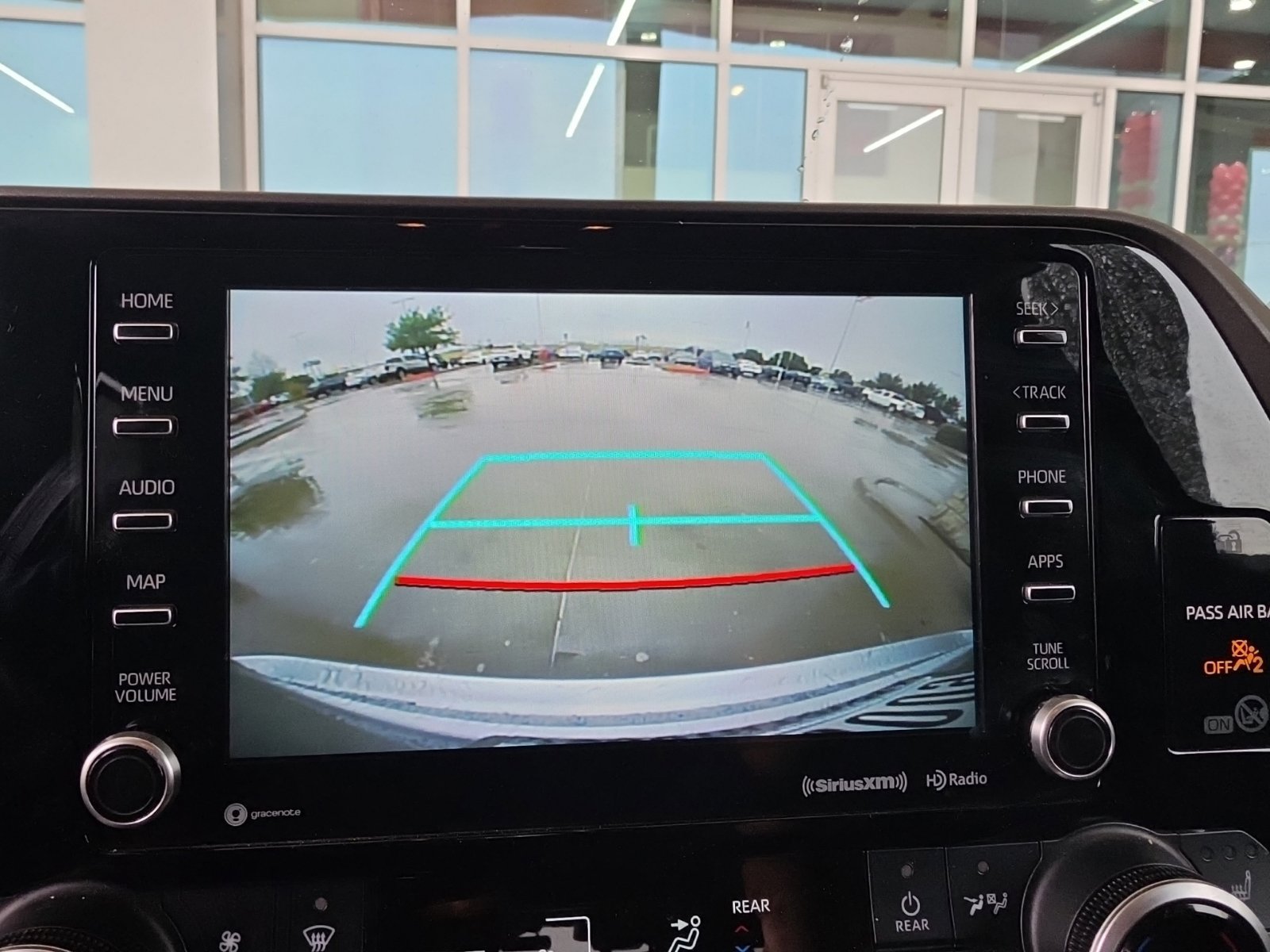 Used 2021 Toyota Highlander XLE AWD/4WD image 11