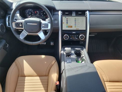 New 2025 Land Rover Discovery Dynamic SE image 18
