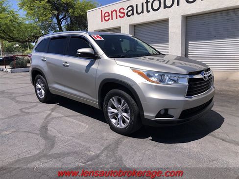 Used 2014 Toyota Highlander XLE FWD image 2