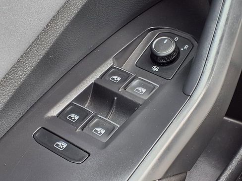 Used 2025 Volkswagen Jetta SE image 16