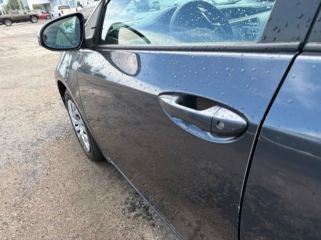 Used 2017 Toyota Corolla LE w/ Carpet Mat Package (TMS) FWD image 28