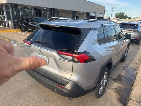 Used 2019 Toyota RAV4 XLE Premium image 5