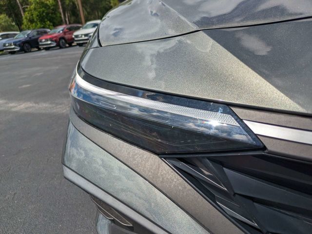 Certified 2025 Hyundai Elantra Hybrid FWD image 10