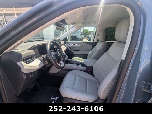 Used 2025 Ford Explorer Active w/ Active Comfort Package RWD image 12