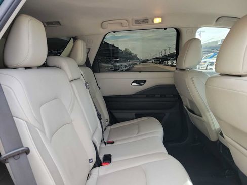 Used 2023 Nissan Pathfinder SL FWD image 17