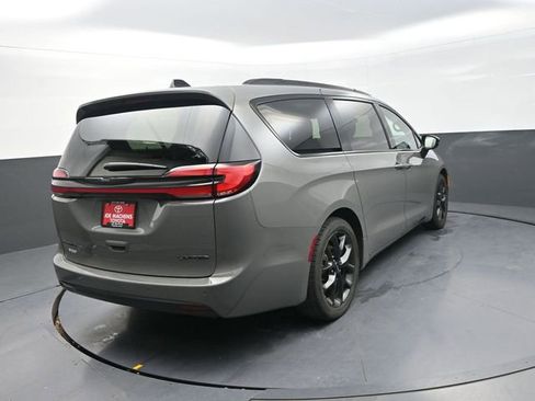 Used 2025 Chrysler Pacifica Limited image 8