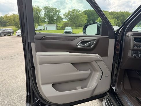 Used 2022 Chevrolet Tahoe LT w/ Luxury Package AWD/4WD image 17