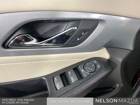 Used 2022 Chevrolet Traverse LT FWD image 15