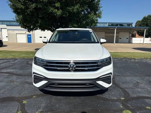Used 2024 Volkswagen Tiguan SE AWD/4WD image 2