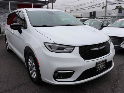 Used 2024 Chrysler Pacifica Touring-L FWD image 7