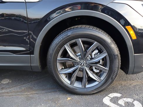 Certified 2023 Volkswagen Tiguan SE FWD image 11