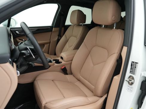 Certified 2025 Porsche Macan S AWD/4WD image 6