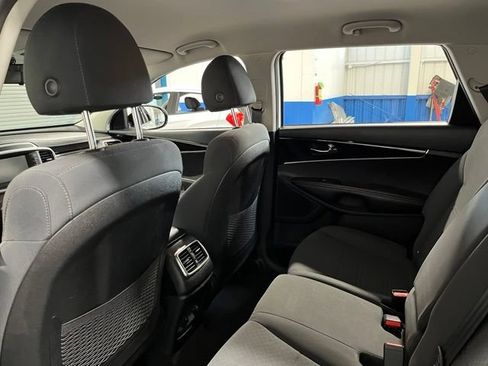 Used 2019 Kia Sorento FWD image 17