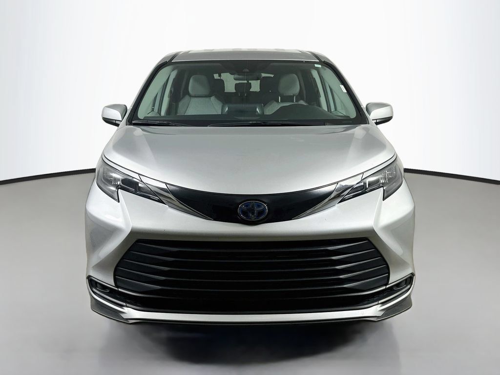 Used 2024 Toyota Sienna LE FWD image 2