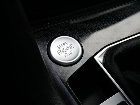 Certified 2025 Volkswagen Taos SE image 27