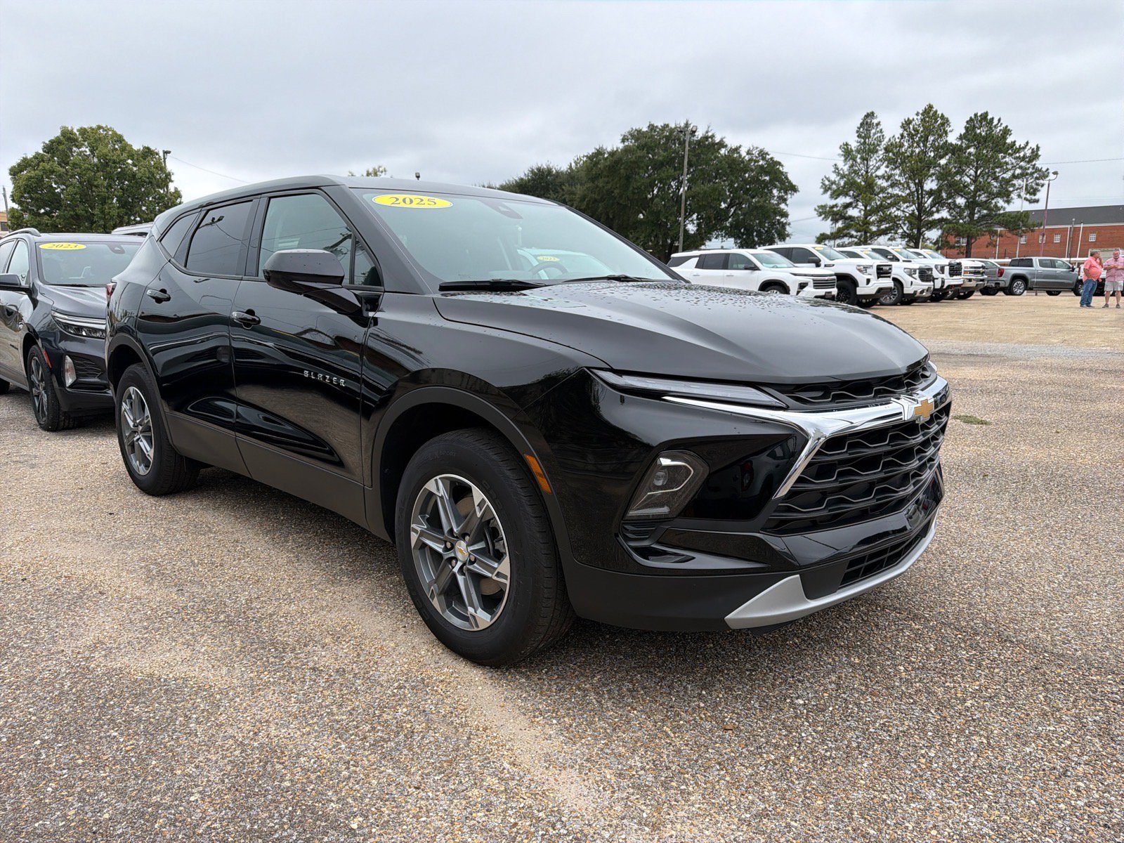 Used 2025 Chevrolet Blazer LT FWD image 2