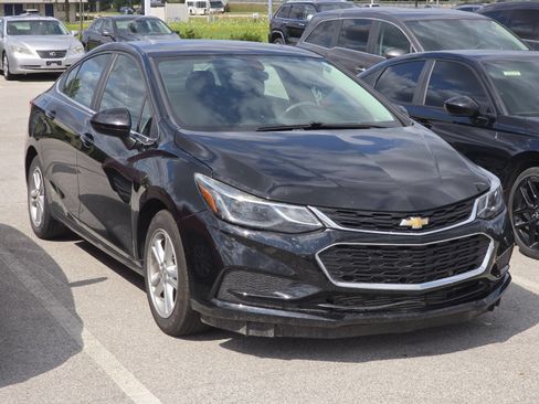 Used 2017 Chevrolet Cruze LT w/ Sun And Sound Package FWD image 2
