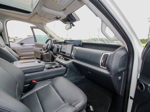 Used 2025 Ford Expedition Active AWD/4WD image 18