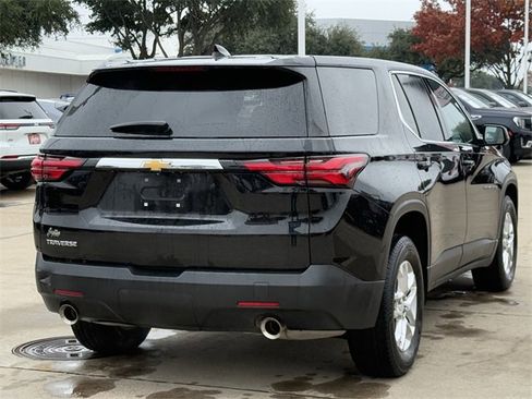 Used 2023 Chevrolet Traverse LS image 4
