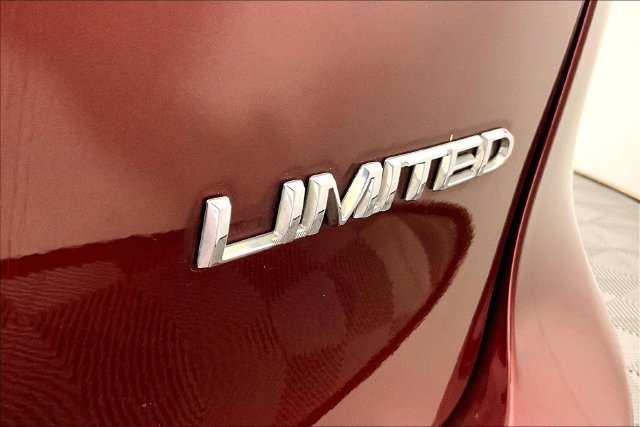 Used 2019 Chrysler Pacifica Limited w/ Tire & Wheel Group FWD image 16