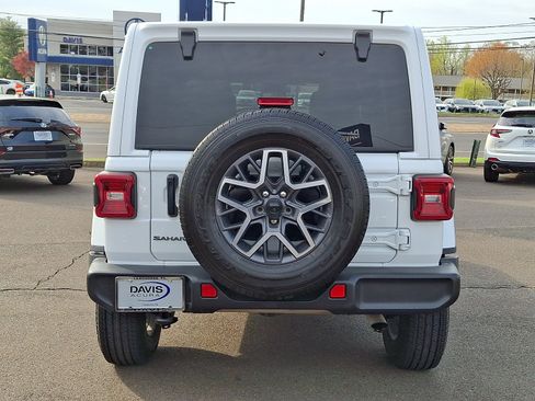 Used 2025 Jeep Wrangler Unlimited Sahara image 5
