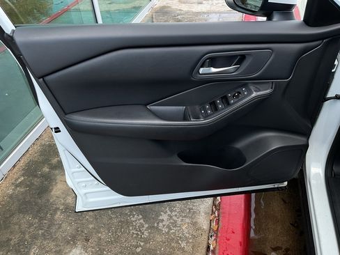 Used 2025 Nissan Rogue SV image 12