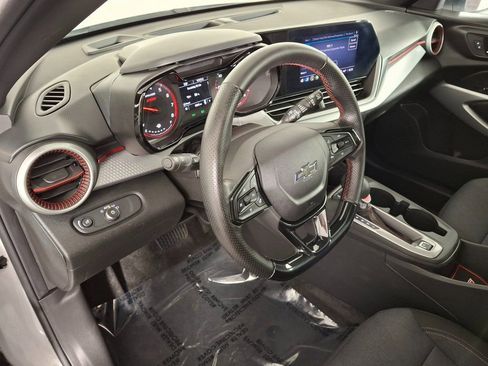 Used 2025 Chevrolet Trax RS w/ Sunroof Package image 11