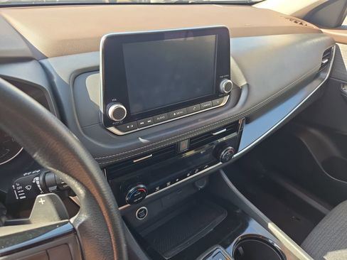 Used 2021 Nissan Rogue SV image 11