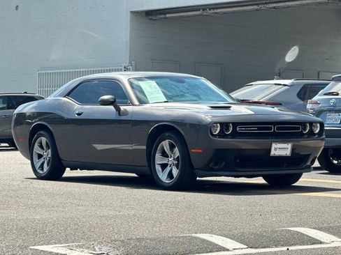 Used 2015 Dodge Challenger SXT RWD image 8