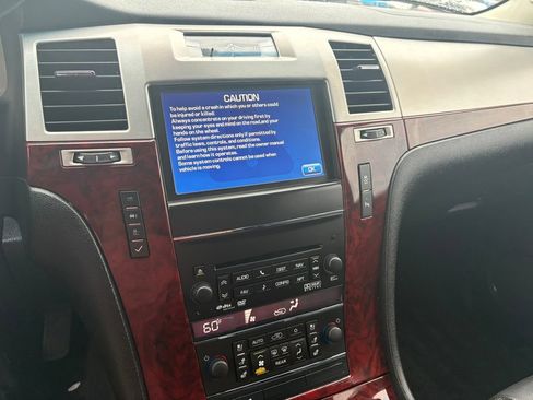 Used 2014 Cadillac Escalade Luxury AWD/4WD image 18