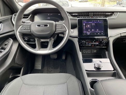 Certified 2025 Jeep Grand Cherokee Laredo w/ Luxury Tech Group I AWD/4WD image 10