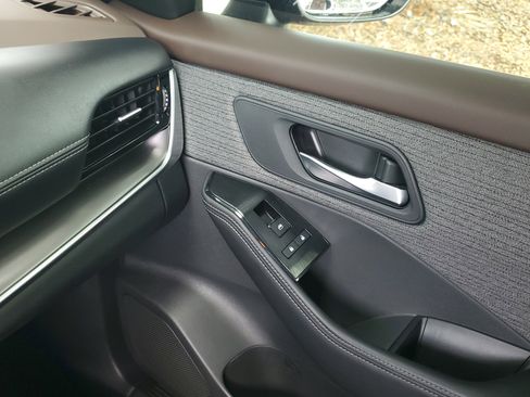 Used 2022 Nissan Rogue SV image 30