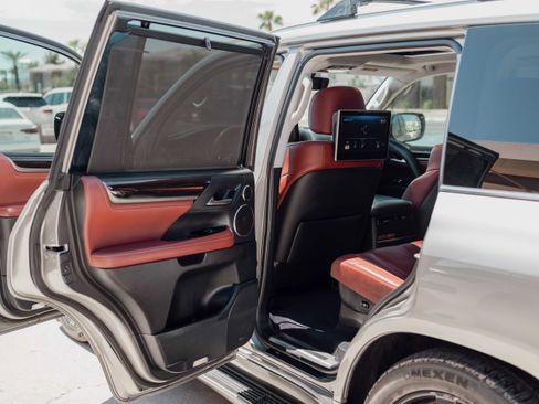 Used 2017 Lexus LX 570 4WD w/ Luxury Package image 9