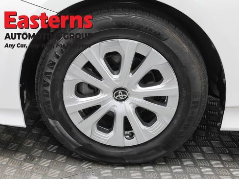 Used 2022 Toyota Prius LE image 30