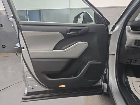 Used 2024 Toyota Highlander LE image 24