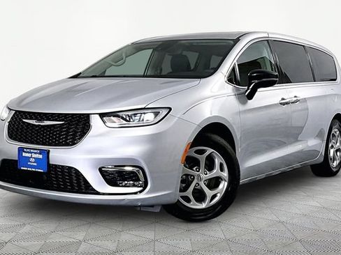 Used 2024 Chrysler Pacifica Limited FWD image 3