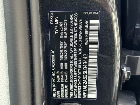 Certified 2025 Porsche Macan S image 29