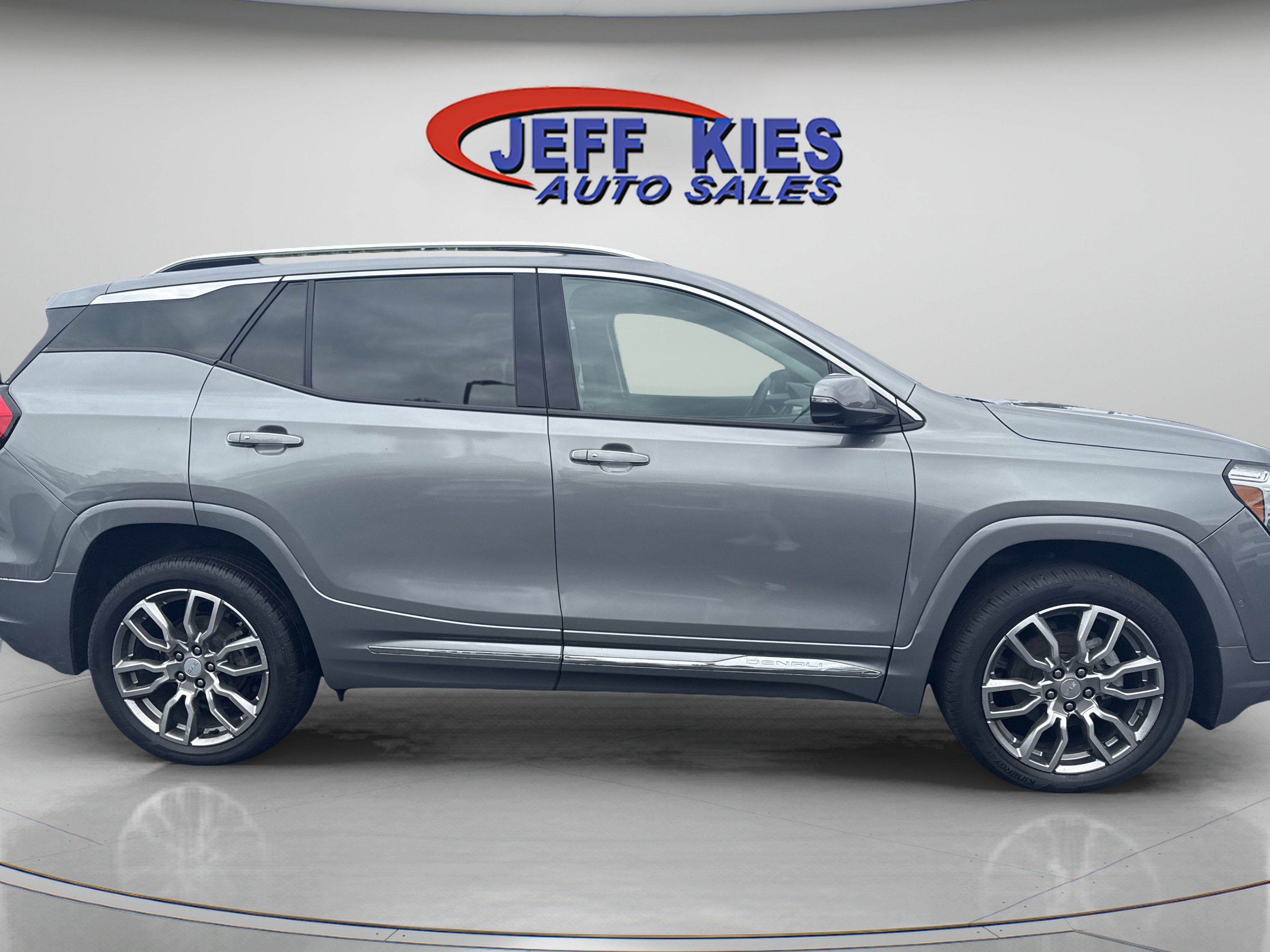 Used 2023 GMC Terrain Denali w/ Denali Premium Package AWD/4WD image 4