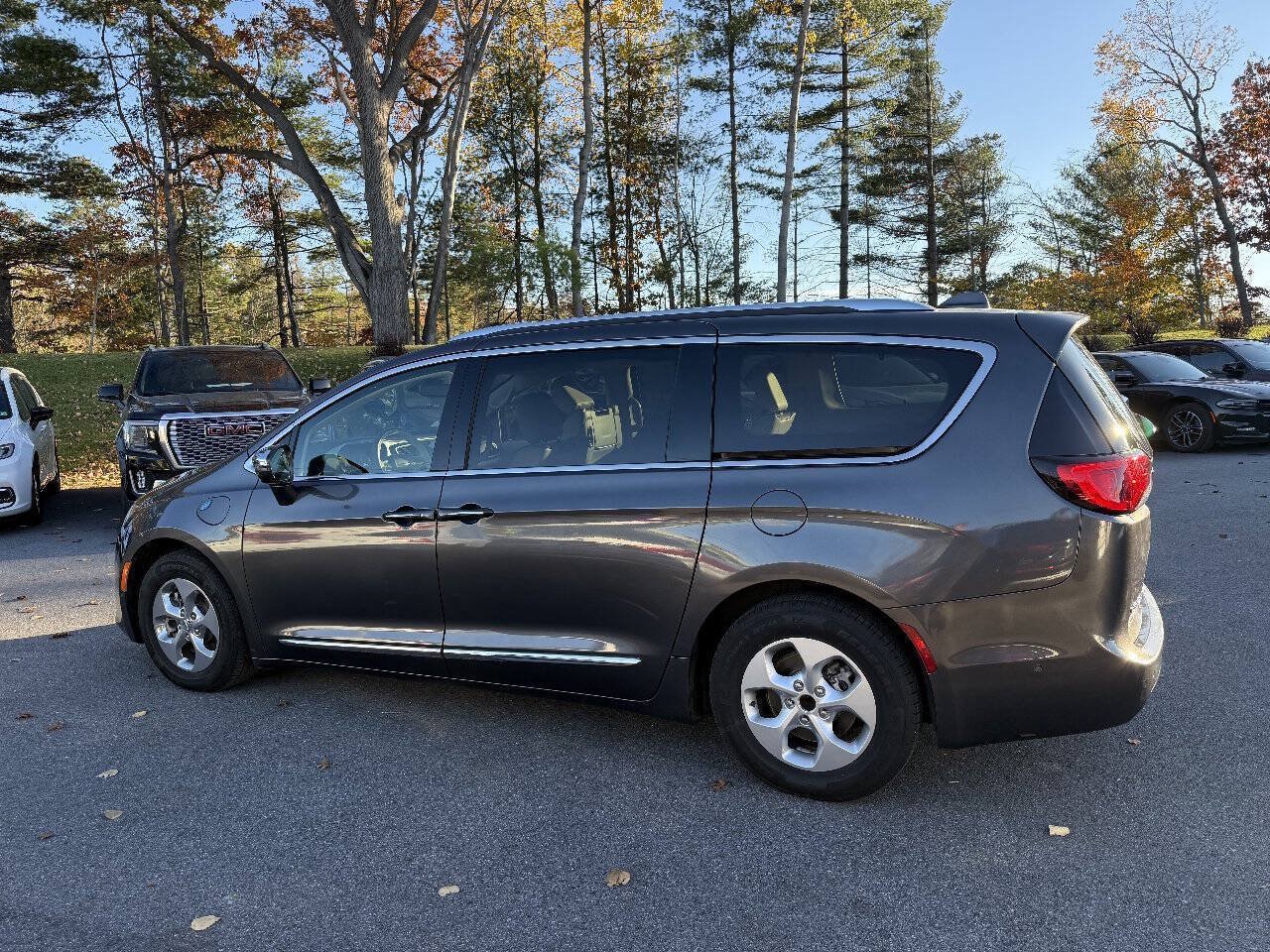 Used 2018 Chrysler Pacifica Limited w/ Advanced Safetytec Group FWD image 8