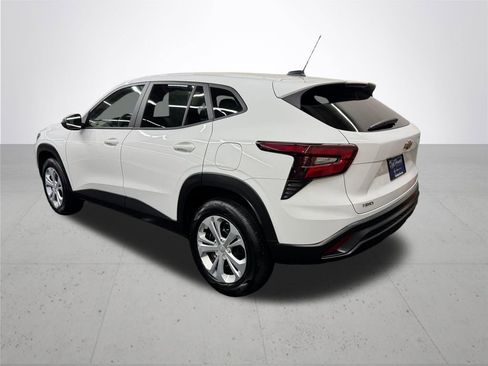 Used 2025 Chevrolet Trax LS FWD image 4