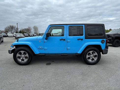 Used 2017 Jeep Wrangler Unlimited Sahara w/ Dual Top Group AWD/4WD image 6