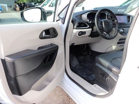 Used 2024 Chrysler Pacifica Touring-L FWD image 10
