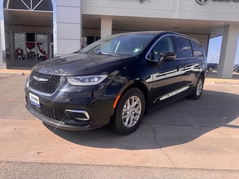 Used 2024 Chrysler Pacifica Touring-L FWD image 1