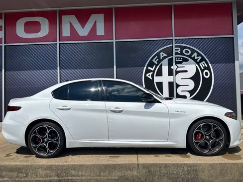 Used 2022 Alfa Romeo Giulia Veloce AWD/4WD image 4
