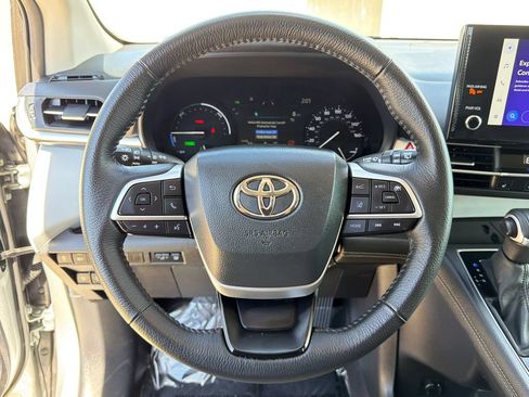 Used 2025 Toyota Sienna XLE FWD image 25