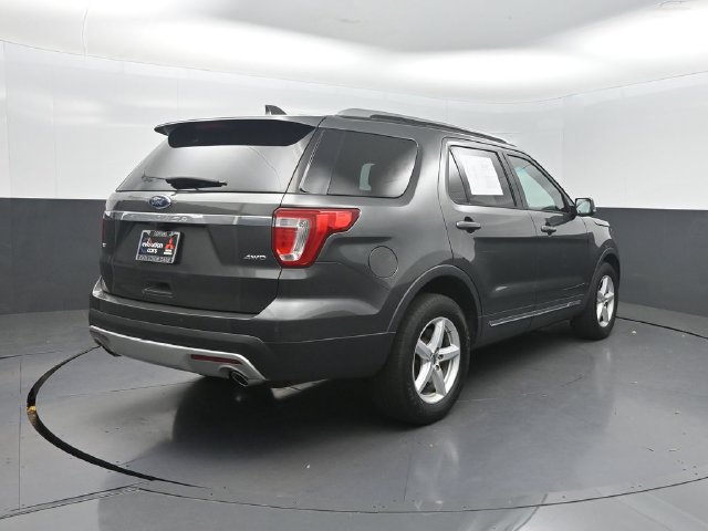 Used 2017 Ford Explorer XLT w/ Equipment Group 202A AWD/4WD image 27