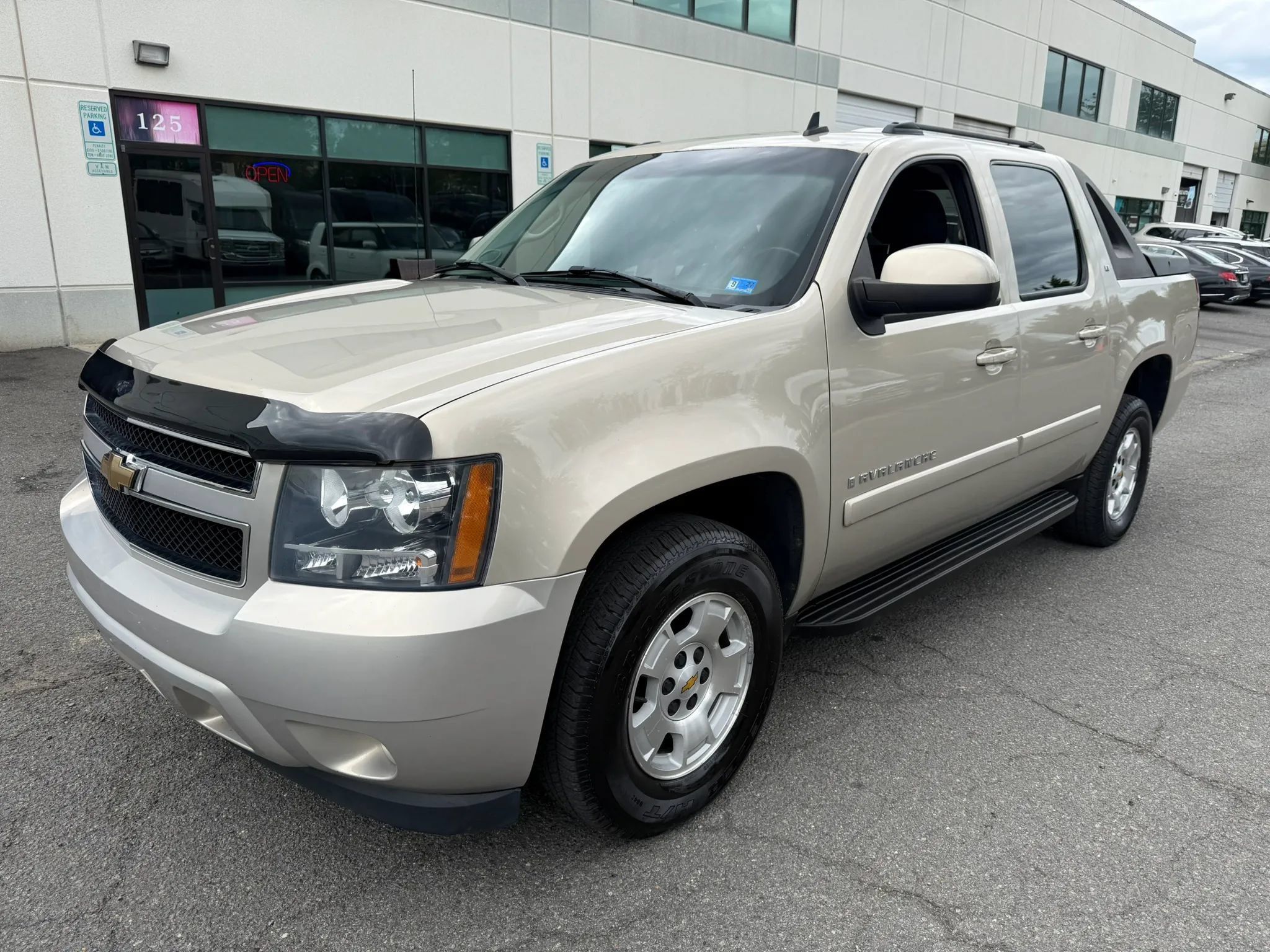 Used 2008 Chevrolet Avalanche LT AWD/4WD image 11
