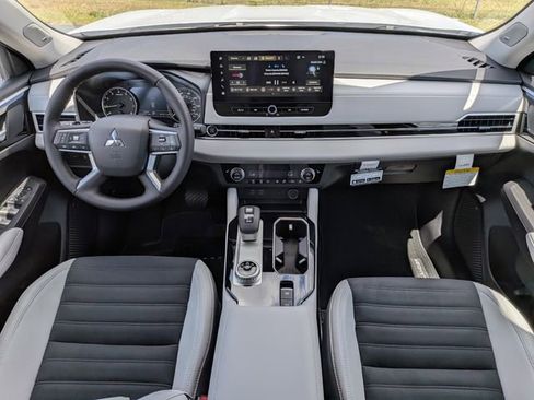 New 2026 Mitsubishi Outlander SE FWD image 13